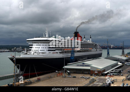 Vue générale du port Queen Mary 2 du bateau de croisière de Cunard Côté au Berth 101 dans Southampton Docks Banque D'Images