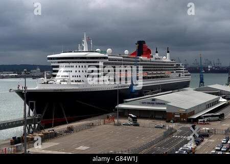 Vue générale du port Queen Mary 2 du bateau de croisière de Cunard Côté au Berth 101 dans Southampton Docks Banque D'Images