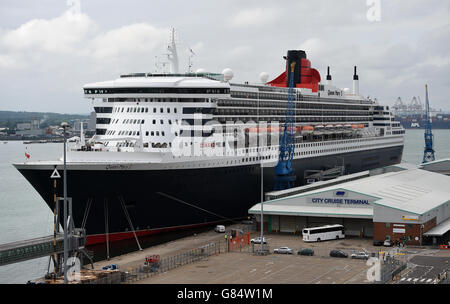 Vue générale du port Queen Mary 2 du bateau de croisière de Cunard Côté au Berth 101 dans Southampton Docks Banque D'Images