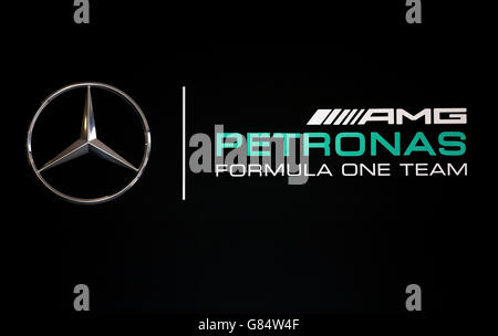Logo Mercedes lors de la journée Paddock du Grand Prix britannique 2015 au circuit Silverstone, à Towcester. Banque D'Images