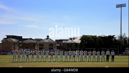 Les équipes de cricket d'Australie et d'Essex font la queue pour un silence de quelques minutes sur le terrain du comté d'Essex, alors que la Grande-Bretagne se souvient des victimes de l'attaque terroriste tunisienne. Banque D'Images