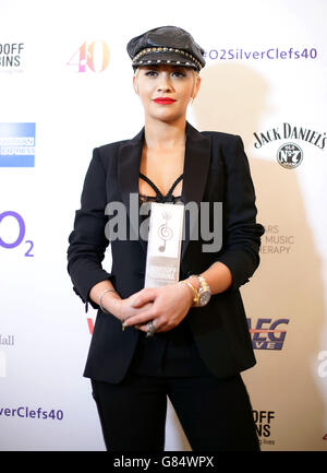 Rita Ora avec le Vivo Best Female Award dans la salle de presse lors des Noroff Robbins O2 Silver Clef Awards 2015 qui se tiennent à Grosvenor House, Park Lane, Londres. APPUYEZ SUR ASSOCIATION photo. Date de la photo : vendredi 03 juillet 2015. Le crédit photo devrait se lire: Yui Mok/PA Wire Banque D'Images