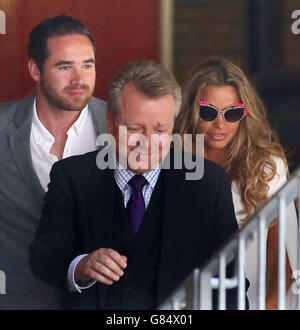 Katie Price arrive à Horsham Magistrats court à West Sussex accompagné de son mari Kieran Hayler (à gauche) et de son représentant légal pour faire face à un procès pour infractions au droit de conduire. Banque D'Images