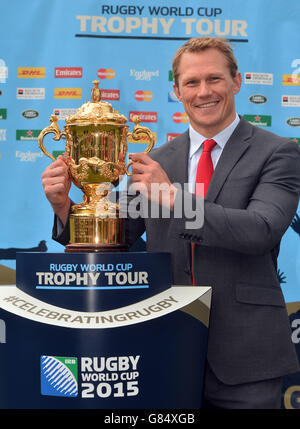 Josh Lewsey, responsable de la coupe du monde de rugby et de rugby à XV 2003, et la Webb Ellis Cup lors d'une visite au lycée de Newport à Newport dans le cadre du tournoi de rugby à 100 jours de la coupe du monde du Royaume-Uni et de l'Irlande. Banque D'Images