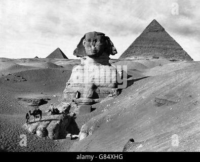 Le grand Sphinx et pyramides de Khafré et Menkaourê dans le milieu à la fin du xixe siècle. Photo prise entre 1867 et 1899 par la Maison Bonfils Banque D'Images