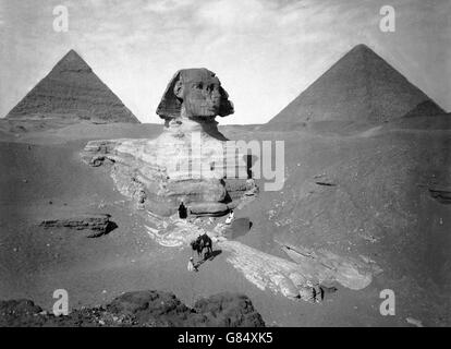 Le grand Sphinx et pyramides de Khafré et Menkaourê dans le milieu à la fin du xixe siècle. Photo prise entre 1867 et 1899 par la Maison Bonfils Banque D'Images