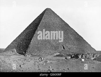 La grande pyramide de Gizeh (également connu sous le nom de la pyramide de Chéops et la pyramide de Khéops), la plus ancienne et la plus grande des trois pyramides dans la pyramide de Gizeh complexe. Photo prise entre 1890 et 1902 par Cosmos Photos Co, New York. Banque D'Images