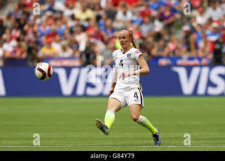 Aux États-Unis, Becky Sauerbrunn passe le ballon lors du match final de la coupe du monde des femmes de la FIFA, Canada 2015 entre les États-Unis et le Japon au stade BC place à Vancouver, au Canada. Banque D'Images
