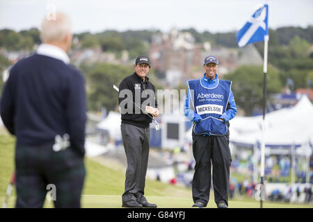 Sur le 1er green lors d'une journée de prévisualisation avant l'Open d'Écosse au Gullane Golf Club, East Lothian. APPUYEZ SUR ASSOCIATION photo. Date de la photo: Mercredi 8 juillet 2015. Voir PA Story GOLF Gullane Mickelson. Le crédit photo devrait se lire comme suit : Kenny Smith/PA Wire. RESTRICTIONS : aucune utilisation commerciale. Pas de fausse association commerciale. Pas d'émulation vidéo. Aucune manipulation des images. Banque D'Images