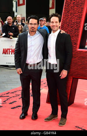 Michael Pena (à gauche) et Paul Rudd arrivent pour la première Ant-Man, à l'Odeon Leicester Square, Londres. APPUYEZ SUR ASSOCIATION photo. Date de la photo: Mercredi 8 juillet 2015. Le crédit photo devrait se lire comme suit : Ian West/PA Wire Banque D'Images