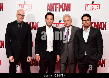 (De gauche à droite) Peyton Reed, Paul Rudd, Michael Douglas et Michael Pena arrivent pour la première Ant-Man, à l'Odeon Leicester Square, Londres. APPUYEZ SUR ASSOCIATION photo. Date de la photo: Mercredi 8 juillet 2015. Le crédit photo devrait se lire comme suit : Ian West/PA Wire Banque D'Images