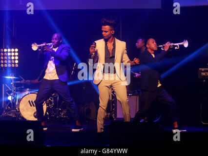 Aston Merrygold se produit aux Arqiva commercial radio Awards au Roundhouse de Londres. APPUYEZ SUR ASSOCIATION photo. Date de la photo: Mercredi 8 juillet 2015. Le crédit photo devrait se lire: Daniel Leal-Olivas/PA Wire Banque D'Images