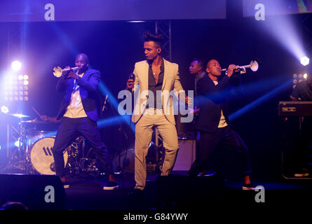 Aston Merrygold se produit aux Arqiva commercial radio Awards au Roundhouse de Londres. APPUYEZ SUR ASSOCIATION photo. Date de la photo: Mercredi 8 juillet 2015. Le crédit photo devrait se lire: Daniel Leal-Olivas/PA Wire Banque D'Images