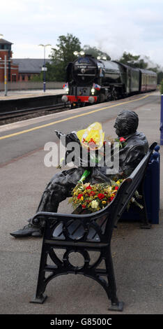 La locomotive Tornado a fait un arrêt spécial à Maidenhead, dans le Berkshire, à la statue de Sir Nicholas Winton, en l'honneur de l'homme décédé la semaine dernière à l'âge de 106 ans. Banque D'Images