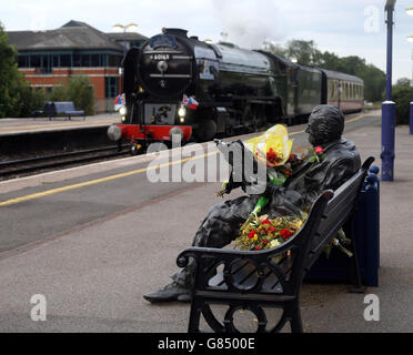 La locomotive Tornado a fait un arrêt spécial à Maidenhead, dans le Berkshire, à la statue de Sir Nicholas Winton, en l'honneur de l'homme décédé la semaine dernière à l'âge de 106 ans. Banque D'Images