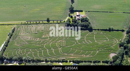 Une vue aérienne montrant un Thunderbird 2 qui a été sculpté dans un champ de 15 acres de plantes de maïs en croissance près de York alors que York Maze célèbre 50 ans de la série télévisée Thunderbirds. Banque D'Images