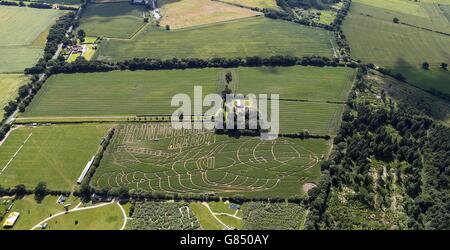 Une vue aérienne montrant un Thunderbird 2 qui a été sculpté dans un champ de 15 acres de plantes de maïs en croissance près de York alors que York Maze célèbre 50 ans de la série télévisée Thunderbirds. Banque D'Images