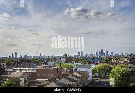 Vue sur la ligne d'horizon de Londres, vue depuis Frank's Cafe, un projet de tendances audacieuses situé au sommet d'un parking couvert à Peckham, Londres, alors que le beau temps continue. Banque D'Images
