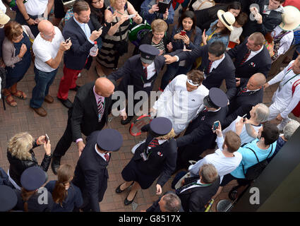 Roger Federer traverse la foule après s'entraîner le treize jour des championnats de Wimbledon au All England Lawn tennis and Croquet Club, Wimbledon. Banque D'Images