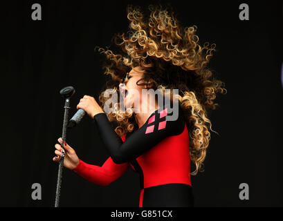 Ella Eyre se produit sur la scène principale du festival de musique T in the Park à Strathallan dans le Perthshire. Banque D'Images