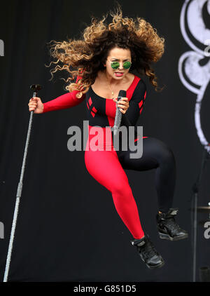 Ella Eyre saute alors qu'elle se produit sur la scène principale au festival de musique T in the Park à Strathallan dans le Perthshire. Banque D'Images