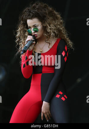 Ella Eyre se produit sur la scène principale du festival de musique T in the Park à Strathallan dans le Perthshire. Banque D'Images