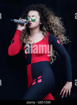 Ella Eyre se produit sur la scène principale du festival de musique T in the Park à Strathallan dans le Perthshire. Banque D'Images