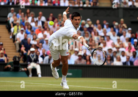 Novak Djokovic en action contre Roger Federer lors du treize jour des Championnats de Wimbledon au All England Lawn tennis and Croquet Club, Wimbledon. Banque D'Images