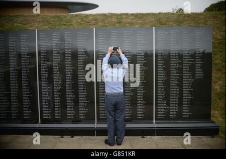 Le cadet de l'air Owen Wiscombe, 13 ans, photographie des noms sur un monument commémoratif pendant la journée du souvenir pour marquer le 75e anniversaire de la bataille d'Angleterre au Mémorial national de quelques-uns à Capel le Ferne, Folkestone. Banque D'Images