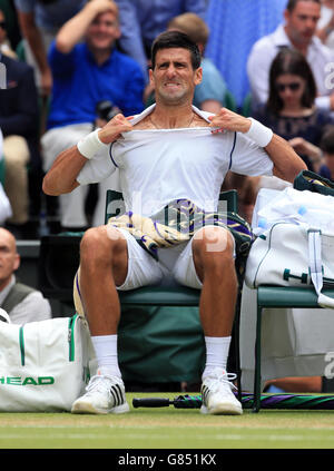 Novak Djokovic montre sa frustration alors qu'il perd le deuxième match de Roger Federer à la finale des Mens Singles lors du treize jour des championnats de Wimbledon au All England Lawn tennis and Croquet Club, Wimbledon. Banque D'Images