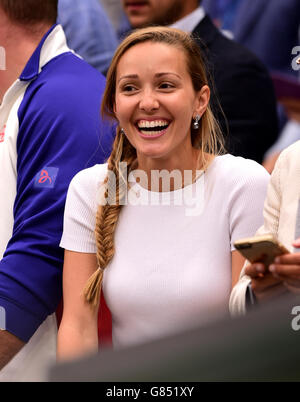 Jelena Djokovic sourit après que Novak Djokovic bat Roger Federer à la finale des Mens Singles le treize jour des Championnats de Wimbledon au All England Lawn tennis and Croquet Club, Wimbledon. Banque D'Images