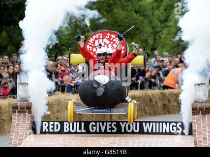 Red Bull Soapbox Race 2015.USAGE ÉDITORIAL SEUL 'Team Pudd' participe à la Red Bull Soapbox Race, à Alexandra Palace, Londres. Banque D'Images