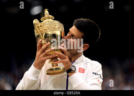 Novak Djokovic lève le trophée de Wimbledon alors qu'il célèbre la victoire de la finale du single masculin lors du treize jour des championnats de Wimbledon au All England Lawn tennis and Croquet Club, Wimbledon. Banque D'Images