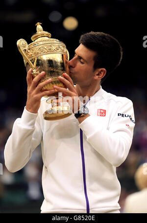 Novak Djokovic lève le trophée de Wimbledon alors qu'il célèbre la victoire de la finale du single masculin lors du treize jour des championnats de Wimbledon au All England Lawn tennis and Croquet Club, Wimbledon. Banque D'Images