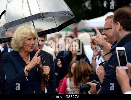 La duchesse des Cornouailles abrite sous un parapluie lors d'une visite au Great Yorkshire Show à Harrogate. Banque D'Images