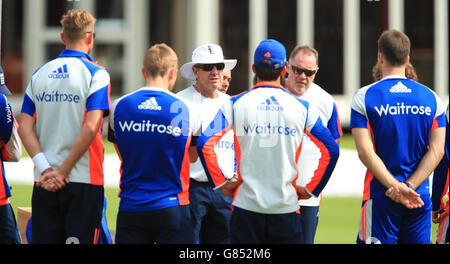 Cricket - deuxième test Investec Ashes - Angleterre v Australie - Angleterre nets - deuxième jour - Lord's.Trevor Bayliss, entraîneur d'Angleterre, parle avec ses joueurs lors d'une session de filets avant le deuxième Test Investec Ashes à Lord's, Londres. Banque D'Images