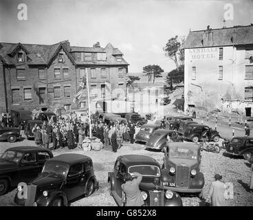 Mme S Slater, présidente du conseil de district urbain de Lynton et de Lynmouth, organise une cérémonie pour rouvrir la ville de Lynmouth moins d'un mois après que les eaux inondées ont traversé la station de Devon. Banque D'Images