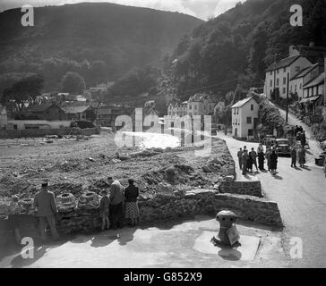 La rivière Lyn coule caldement entre les berges renforcées de la station balnéaire de Devon à Lynmouth, moins d'un mois après qu'elle ait été dévastée par les inondations. Banque D'Images