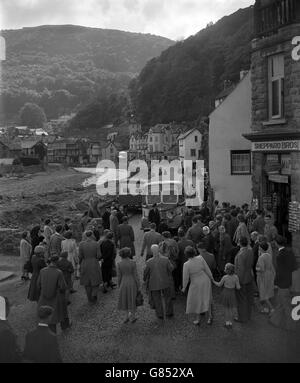 Le premier autocar qui amène des vacanciers de Minehead, dans le Somerset, entre à Lynmouth alors que le centre de villégiature de North Devon a rouvert ses portes aux visiteurs à la suite des inondations. Banque D'Images