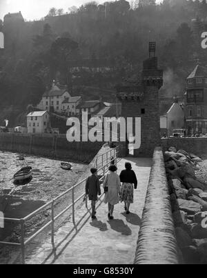 La petite station de Devon de Lynmouth, dévastée par les inondations de 1952.La tour Rhenish a été entièrement reconstruite sur son ancien site près du mur de mer. Banque D'Images