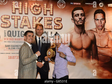 Anthony Crolla (à gauche) tête à tête avec Darleys Perez (à droite) avec le promoteur Eddie Hearn, lors d'une conférence de presse au Grosvenor Casino, Manchester. Banque D'Images