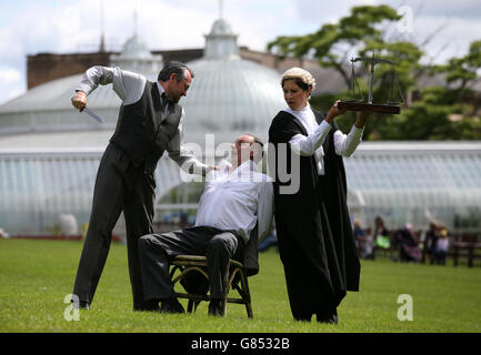 Acteurs de Bard dans les Botaniques (de gauche à droite) Kirk Bage jouant Shylock, Alan Steele jouant Antonio et Nicole Copper jouant Portia comme ils agissent une scène de Shakespeare's The Merchant of Venice qui fonctionne dans les jardins botaniques, Glasgow du 18 juillet au 1er août. Banque D'Images