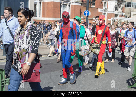 Les visiteurs en costumes font la queue devant le London film and Comic con, qui s'est tenu à Olympia à Kensington, Londres. Banque D'Images