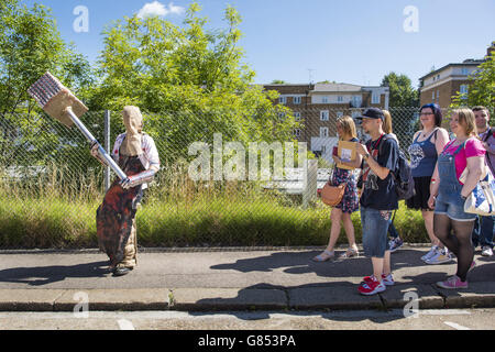 Les visiteurs en costumes font la queue devant le London film and Comic con, qui s'est tenu à Olympia à Kensington, Londres. Banque D'Images