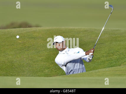 Le Tiger Woods des États-Unis sort d'un bunker pendant le troisième jour du Championnat d'Open 2015 à St Andrews, Fife. Banque D'Images