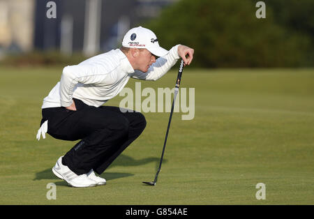 Paul Kinnear d'Angleterre sur le 16e vert pendant le troisième jour du Championnat d'Open 2015 à St Andrews, Fife. Banque D'Images