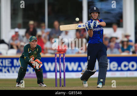 La batte d'Angleterre Natalie Sciver lance un jeu complet de l'australienne, Erin Osborne, en face du gardien de cricket australien Alyssa Healy, lors de la première Journée internationale des cendres féminines au terrain du comté, Taunton.Date de la photo: Mardi 21 juillet 2015.Voir PA Story CRICKET England Women.Le crédit photo devrait se lire comme suit : Nick Potts/PA Wire.RESTRICTIONS : éditoriales Banque D'Images