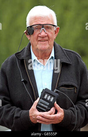 Raymond Flynn, retraité à vue partielle, 80 ans, d'Audenshaw, Manchester, parle lors d'une conférence de presse à l'infirmerie royale de Manchester, après avoir fait restaurer sa vision centrale pour la première fois en près d'une décennie après avoir reçu un 'œil bionique', Et est le premier patient au monde avec la dégénérescence maculaire liée à l'âge sec avancé (DMLA) à subir la procédure. Banque D'Images