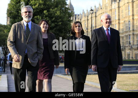 Le président de l'In, Gerry Adams, Michelle GilderNew, la vice-présidente, Mary Lou McDonald, et le premier ministre adjoint de l'Irlande du Nord, Martin McGuinness, devant le Palais de Westminster, à Londres. Banque D'Images