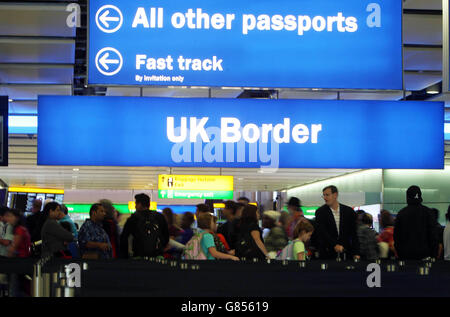 Stock frontalier du Royaume-Uni.Vue générale des passagers traversant la frontière britannique au terminal 2 de l'aéroport de Heathrow. Banque D'Images